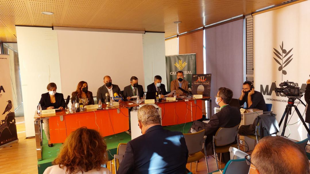 Momento de la inauguración, mesa presidencial con autoridades Momento de la inauguración, mesa presidencial con autoridades