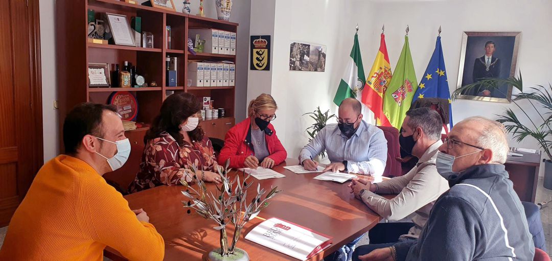 Momento de la firma del convenio entre alcalde de Bedmar y presidenta de ADIJ Jódar Momento de la firma del convenio entre alcalde de Bedmar y presidenta de ADIJ Jódar