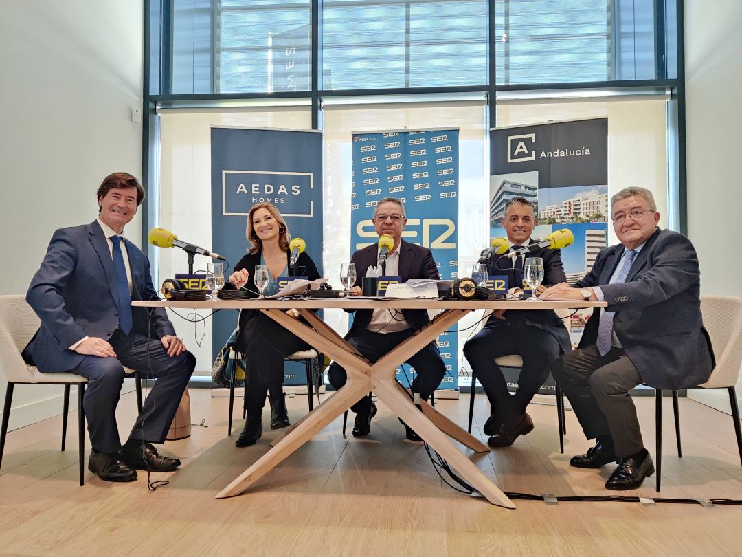 De izquierda a derecha: Miguel Rus (Presidente de la Confederación de Empresarios de Sevilla). Alicia Martínez (Secretaria General de Vivienda de la Junta de Andalucía) Salomón Hachuel (Director Hoy por Hoy Sevilla)
Diego Chacón (Director Territorial Aedas Homes en Andalucía). Juan Aguilera (Gerente GAESCO). De izquierda a derecha: Miguel Rus (Presidente de la Confederación de Empresarios de Sevilla). Alicia Martínez (Secretaria General de Vivienda de la Junta de Andalucía) Salomón Hachuel (Director Hoy por Hoy Sevilla)
Diego Chacón (Director Territorial Aedas Homes en Andalucía). Juan Aguilera (Gerente GAESCO).
