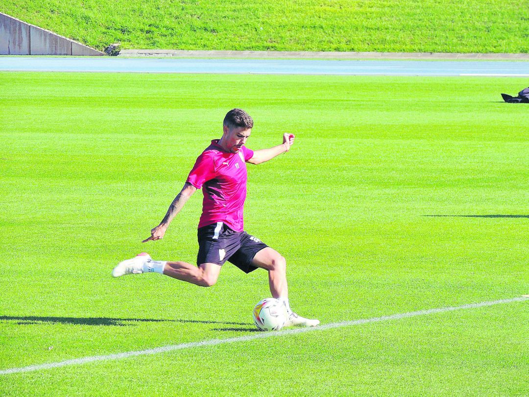 Alejandro Pozo, un jugador polivalente en el Almería. Alejandro Pozo, un jugador polivalente en el Almería.