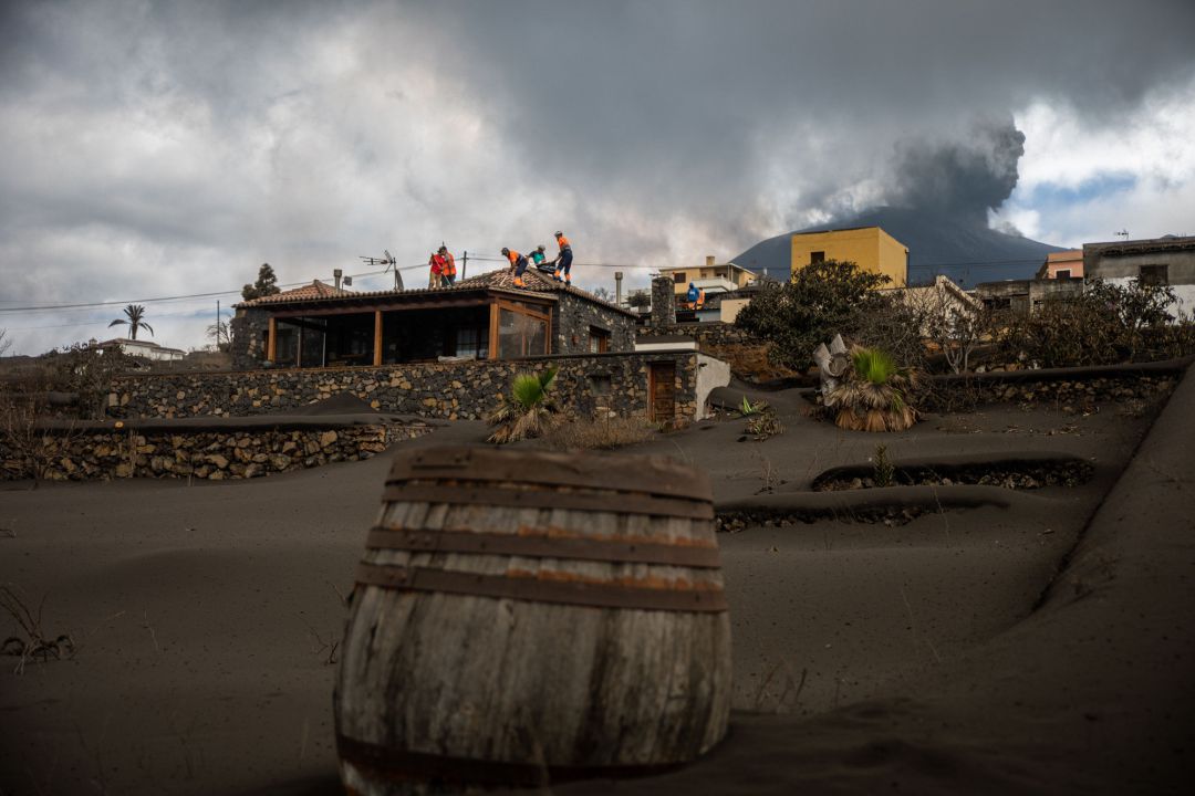 Varios voluntarios trabajan retirando cenizas de los tejados de varias casas próximas al volcán de Cumbre Vieja, a 5 de noviembre de 2021, en La Palma, Canarias (España). Varios voluntarios trabajan retirando cenizas de los tejados de varias casas próximas al volcán de Cumbre Vieja, a 5 de noviembre de 2021, en La Palma, Canarias (España).