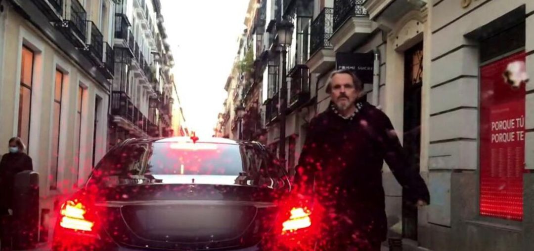 Miguel Bosé camina hacia la prensa Miguel Bosé camina hacia la prensa
