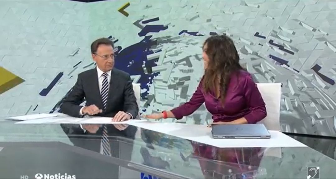Matías Prats y Mónica Carrillo durante el informativo de fin de semana. Matías Prats y Mónica Carrillo durante el informativo de fin de semana.