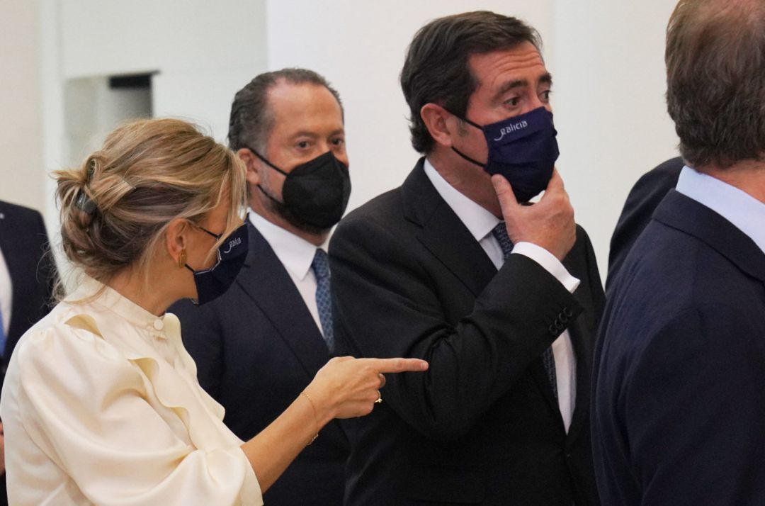 La vicepresidenta segunda del Gobierno y ministra de Trabajo, Yolanda Díaz; el presidente de CEOE, Antonio Garamendi; el presidente de la Xunta, Alberto Núñez Feijóo; y el Rey Felipe VI. La vicepresidenta segunda del Gobierno y ministra de Trabajo, Yolanda Díaz; el presidente de CEOE, Antonio Garamendi; el presidente de la Xunta, Alberto Núñez Feijóo; y el Rey Felipe VI.