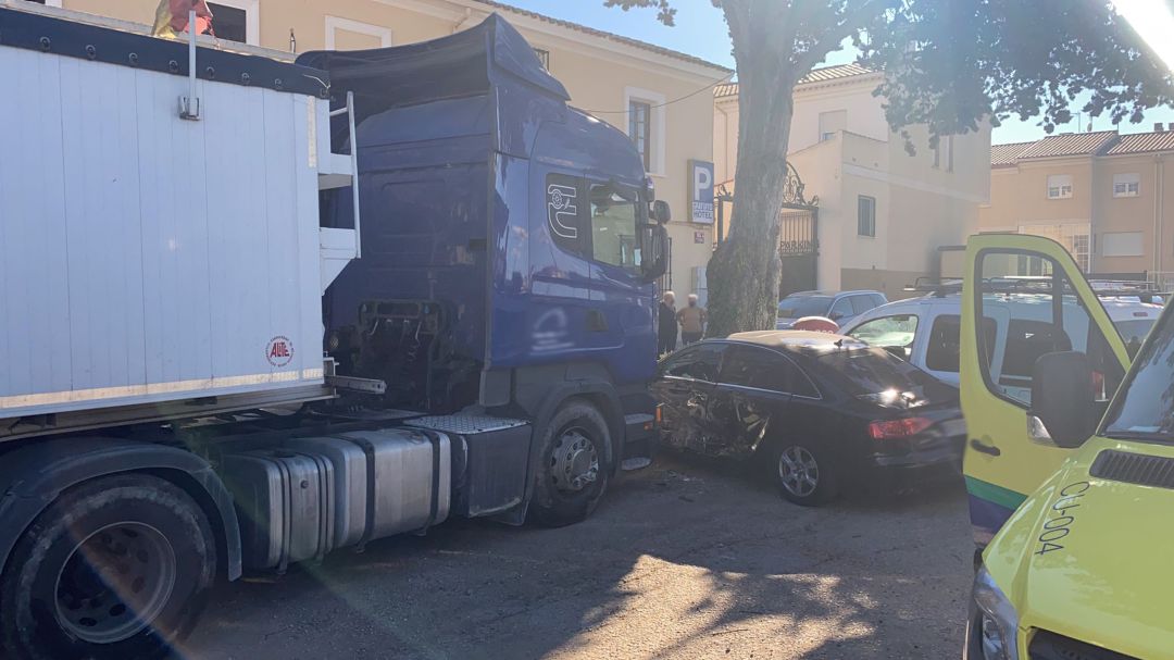 El camión ha colisionado con varios vehículos aparcados en el Hotel del Sol El camión ha colisionado con varios vehículos aparcados en el Hotel del Sol