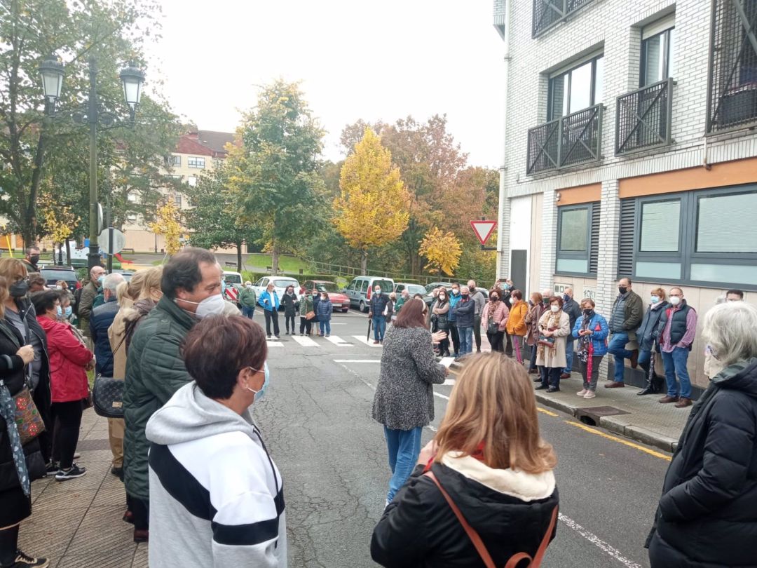 Manifestación de los vecinos de San Claudio por las carencias de su centro de salud Manifestación de los vecinos de San Claudio por las carencias de su centro de salud