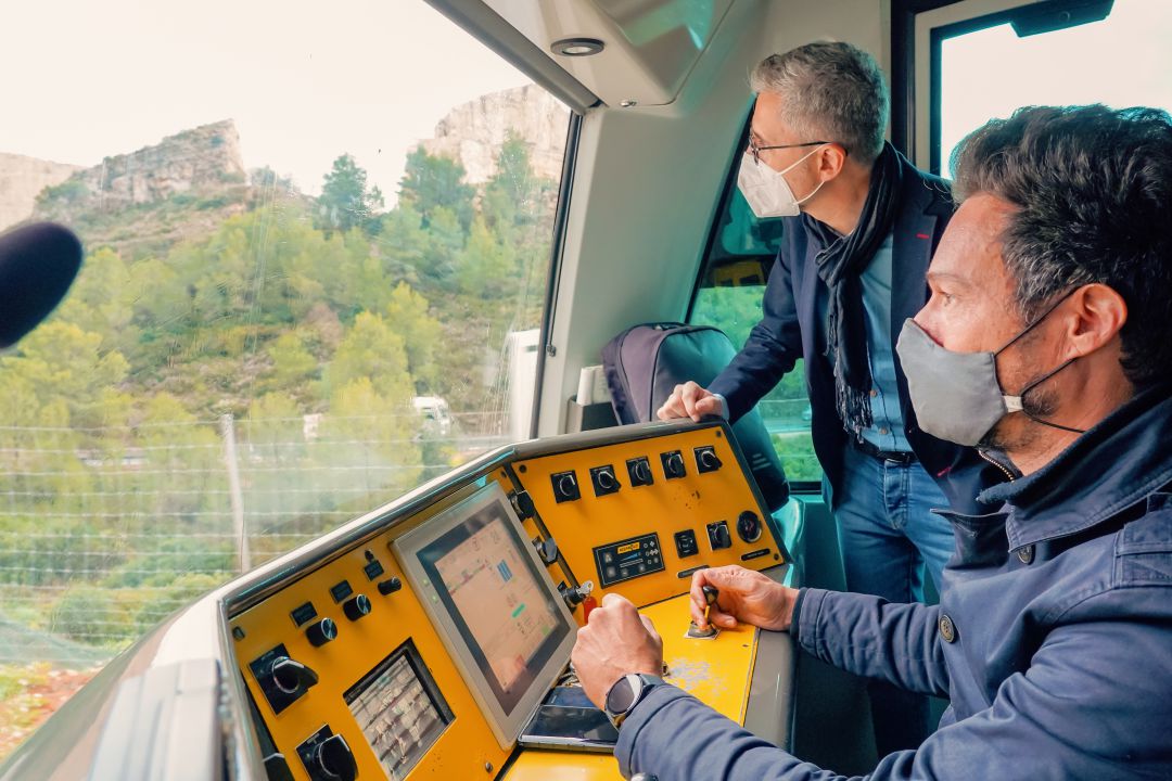 El conseller Arcadi España en el tren. El conseller Arcadi España en el tren.