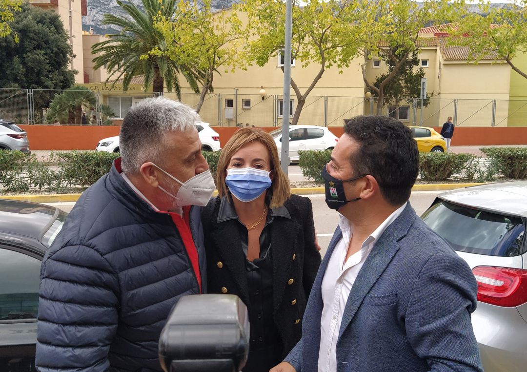 El alcalde de Pego, Enrique Moll, junto a los primeros ediles de El Verger y Els Poblets, Ximo Coll y Carolina Vives. El alcalde de Pego, Enrique Moll, junto a los primeros ediles de El Verger y Els Poblets, Ximo Coll y Carolina Vives.