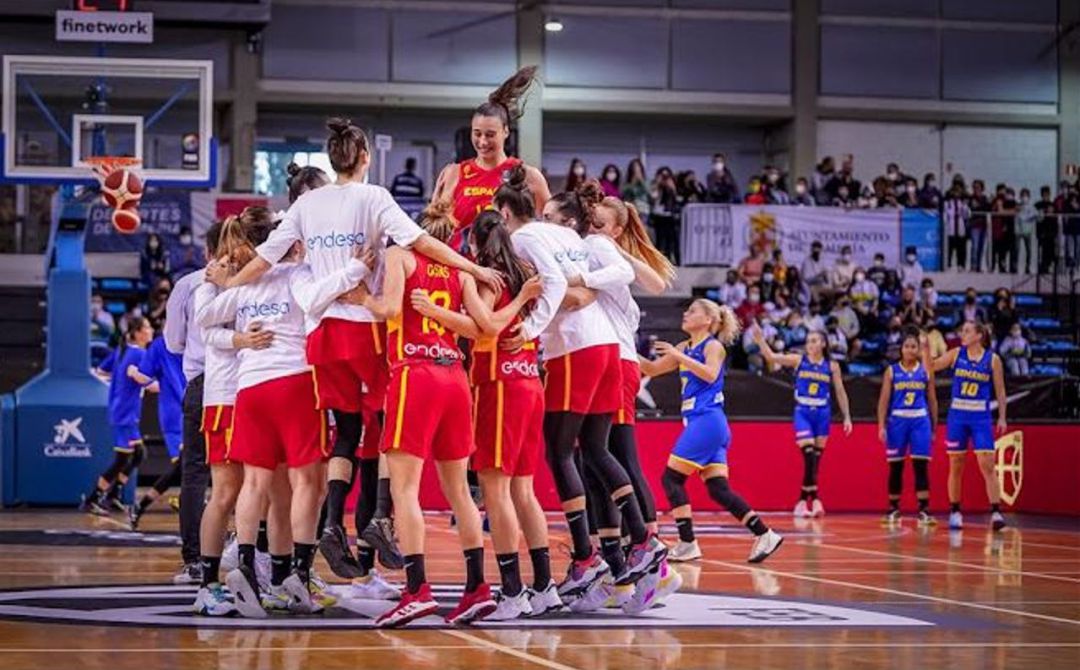 Las jugadoras de España celebrando la victoria. Las jugadoras de España celebrando la victoria.