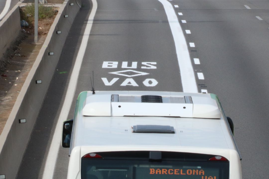 Carril bus VAO de la C-31 a Badalona en el moment que hi passa un autobús Carril bus VAO de la C-31 a Badalona en el moment que hi passa un autobús