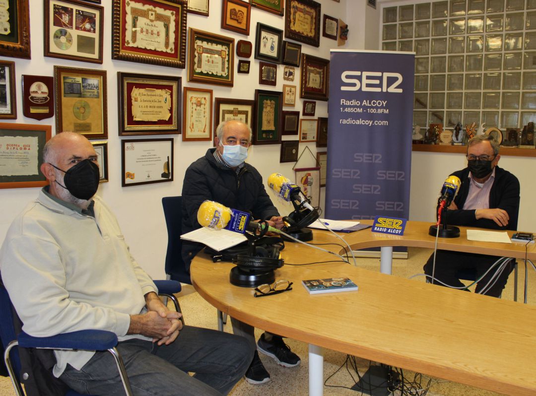 Francesc Llorens, Pedro Juan Parra y Aleixandre Sanfrancisco, en el estudio central de Radio Alcoy Francesc Llorens, Pedro Juan Parra y Aleixandre Sanfrancisco, en el estudio central de Radio Alcoy