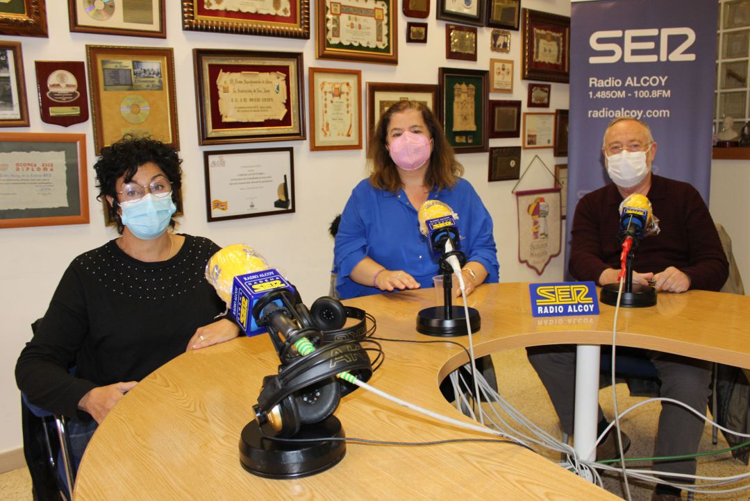 Alicia Ureña, técnico de la UPCCA, Aranza de Gracia, concejal de Políticas Inclusivas, y el médico Paco Pascual Alicia Ureña, técnico de la UPCCA, Aranza de Gracia, concejal de Políticas Inclusivas, y el médico Paco Pascual