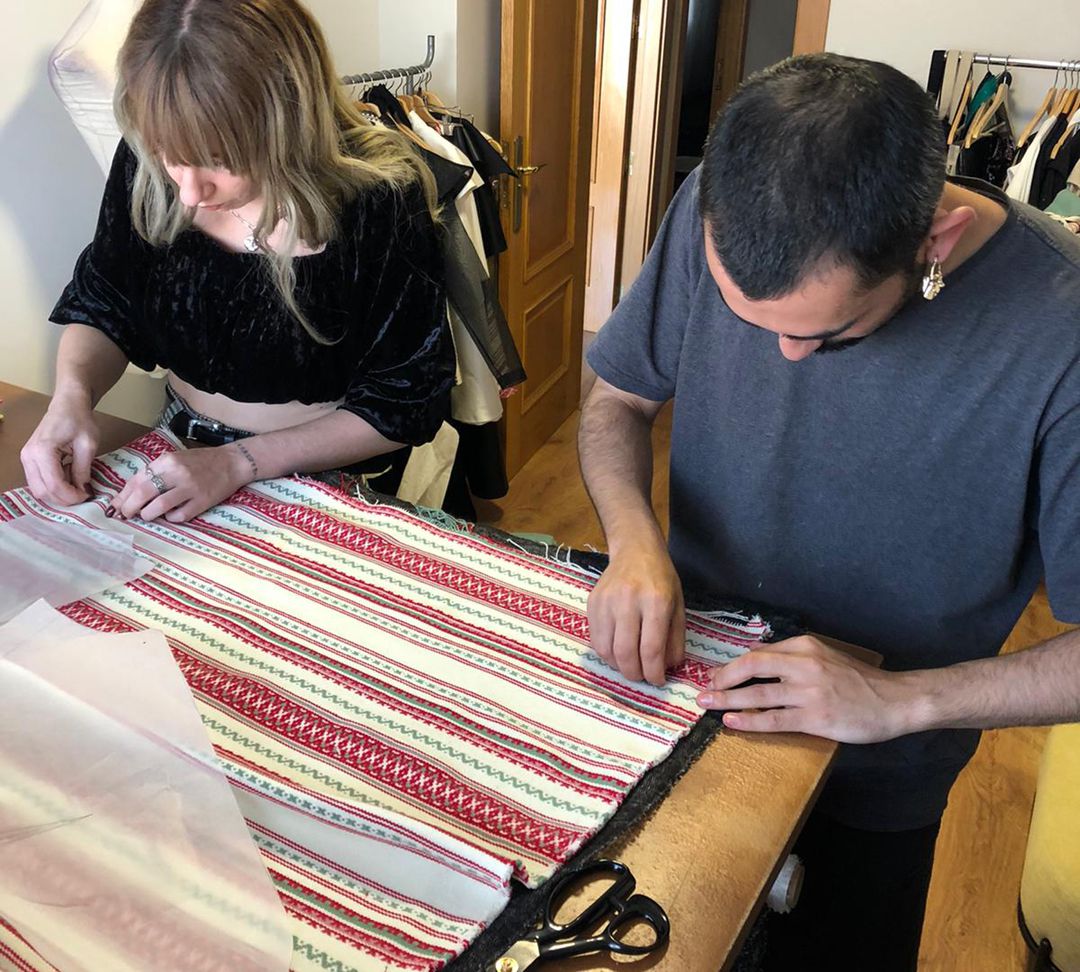 Puesta de largo de los jóvenes diseñadores de Profana con su primera colección de moda 'Sortilegio' utilizando tejidos alpujarreños Puesta de largo de los jóvenes diseñadores de Profana con su primera colección de moda 'Sortilegio' utilizando tejidos alpujarreños