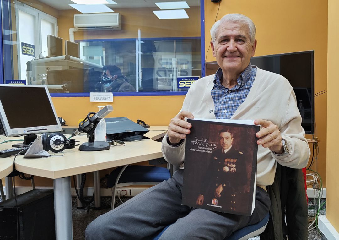 Emilio Atienza sostiende su último trabajo sobre Emilio Herrera en los estudios de Radio Granada Emilio Atienza sostiende su último trabajo sobre Emilio Herrera en los estudios de Radio Granada