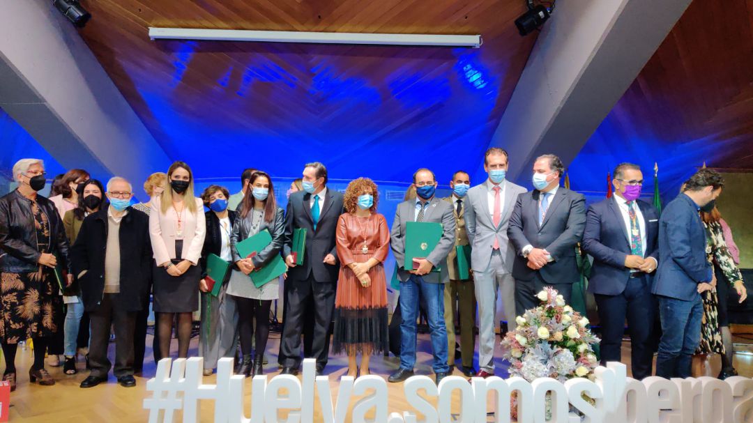 María Eugenia Limón, presidenta de la Diputación junto a algunos diputados y a premiados con la Medalla de Huelva en el Día de la Provincia. Un evento organizado por la Diputación Provincial de Huelva María Eugenia Limón, presidenta de la Diputación junto a algunos diputados y a premiados con la Medalla de Huelva en el Día de la Provincia. Un evento organizado por la Diputación Provincial de Huelva