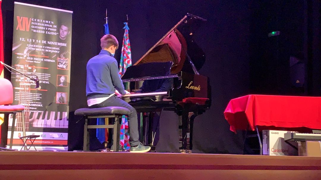 Momento de la interpretación de Manuel JIménez en el certamen Momento de la interpretación de Manuel JIménez en el certamen