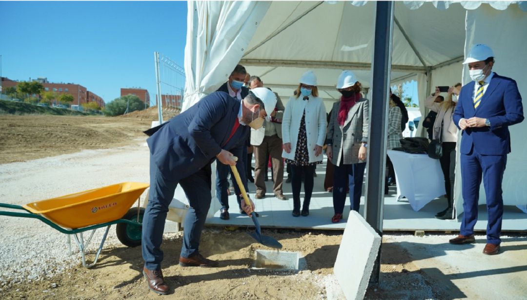Andrés Rodríguez, director general de la cooperativa, en la colocación de la primera piedra del Centro Intergeneracional Integrado en Dos Hermanas Andrés Rodríguez, director general de la cooperativa, en la colocación de la primera piedra del Centro Intergeneracional Integrado en Dos Hermanas