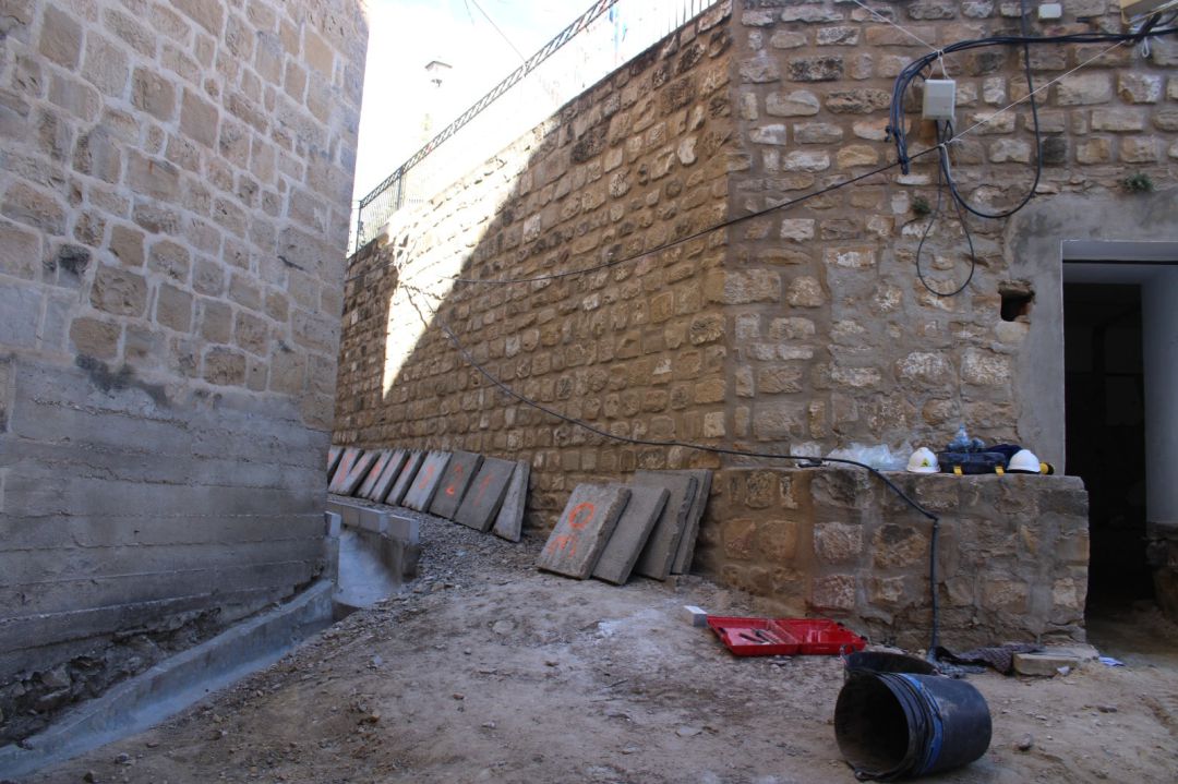 Obras de la instalación en el patio trasero del Hospital de Santiago Obras de la instalación en el patio trasero del Hospital de Santiago