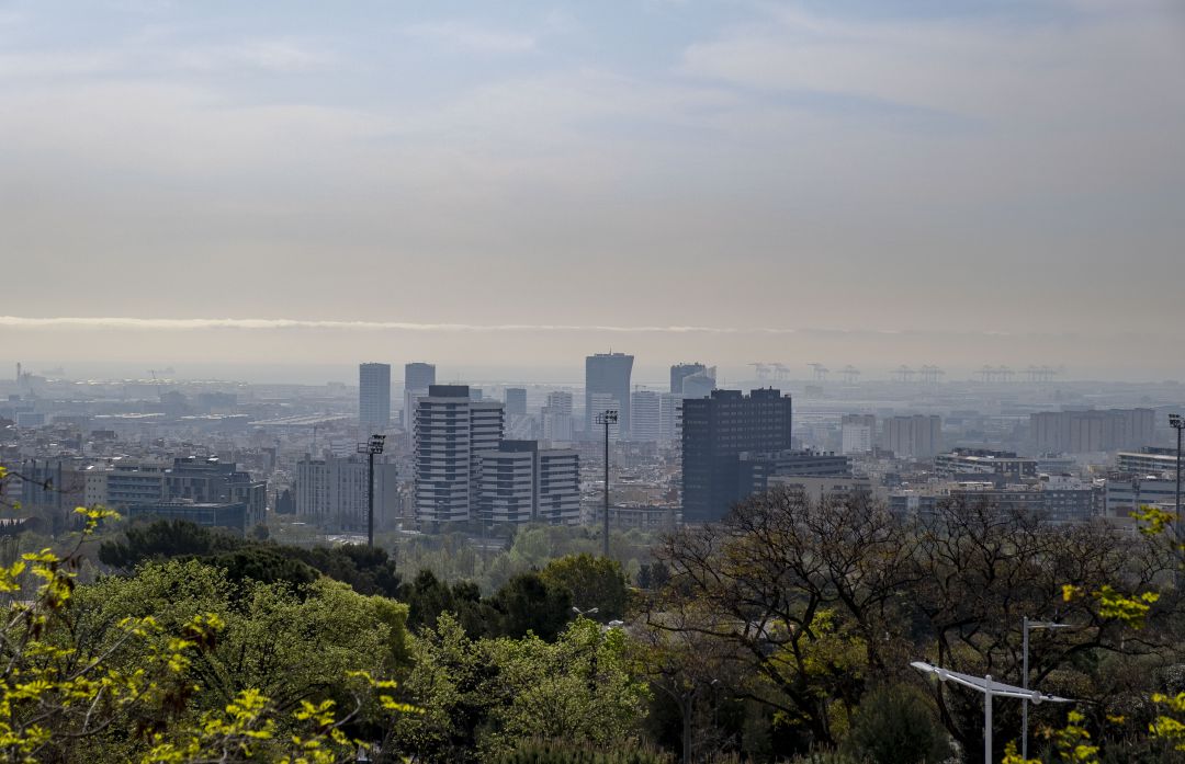 La contaminación en Barcelona, en una imagen de archivo. La contaminación en Barcelona, en una imagen de archivo.