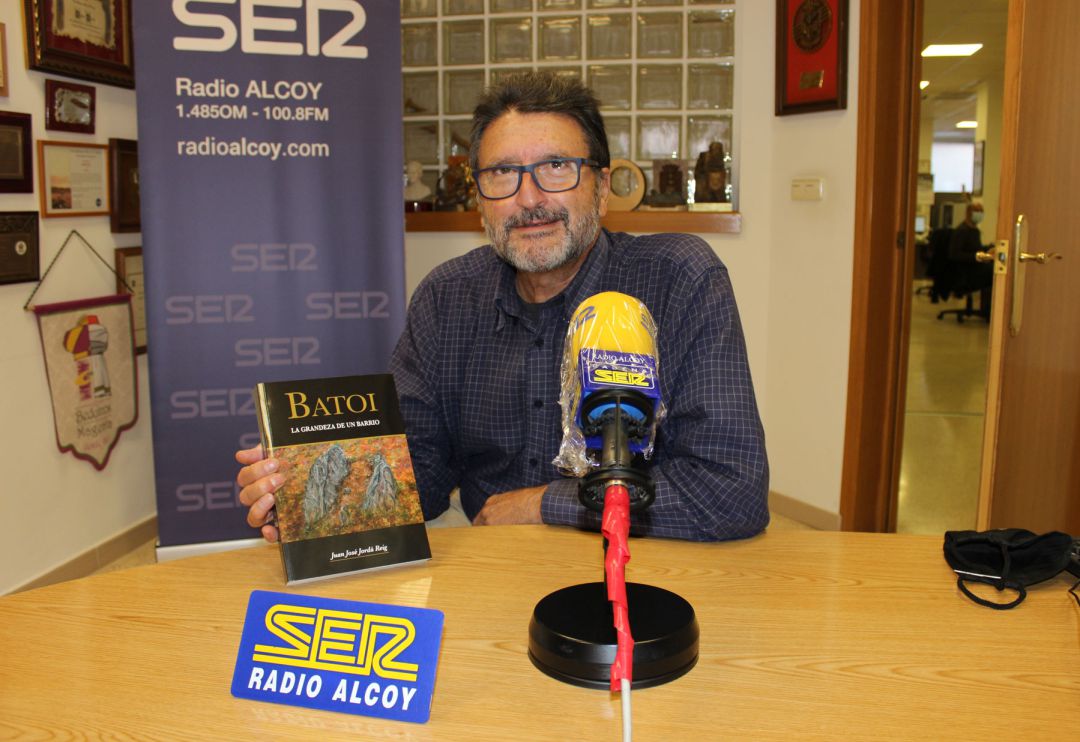 Juan José Jordá Reig muestra un ejemplar de su libro 'Batoi, la grandeza de un barrio' Juan José Jordá Reig muestra un ejemplar de su libro 'Batoi, la grandeza de un barrio'