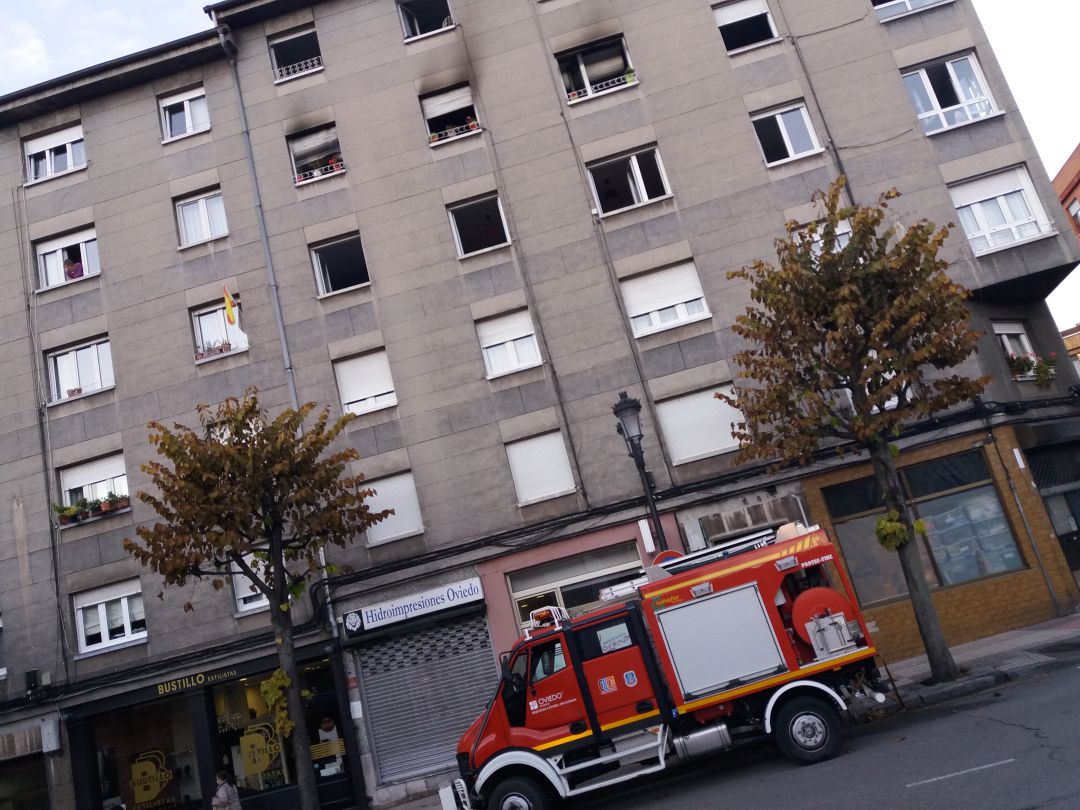 El retén del cuerpo de bomberos frente al inmueble siniestrado El retén del cuerpo de bomberos frente al inmueble siniestrado