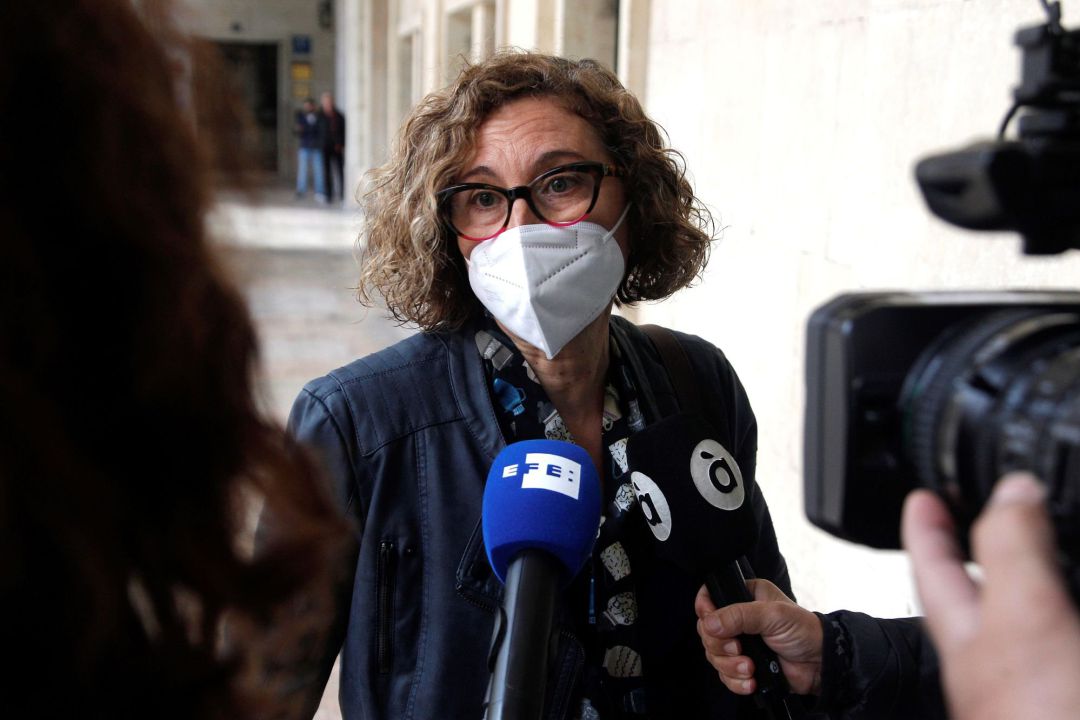 La exalcaldesa de Denia, Paqui Viciano, a su llegada a la Audiencia Provincial de Alicante, para la vista del juicio acusada de un presunto delito de prevaricación al no demoler una construcción que vulneraba la legalidad urbanística pese a que tenía la obligación de hacerlo. La exalcaldesa de Denia, Paqui Viciano, a su llegada a la Audiencia Provincial de Alicante, para la vista del juicio acusada de un presunto delito de prevaricación al no demoler una construcción que vulneraba la legalidad urbanística pese a que tenía la obligación de hacerlo.