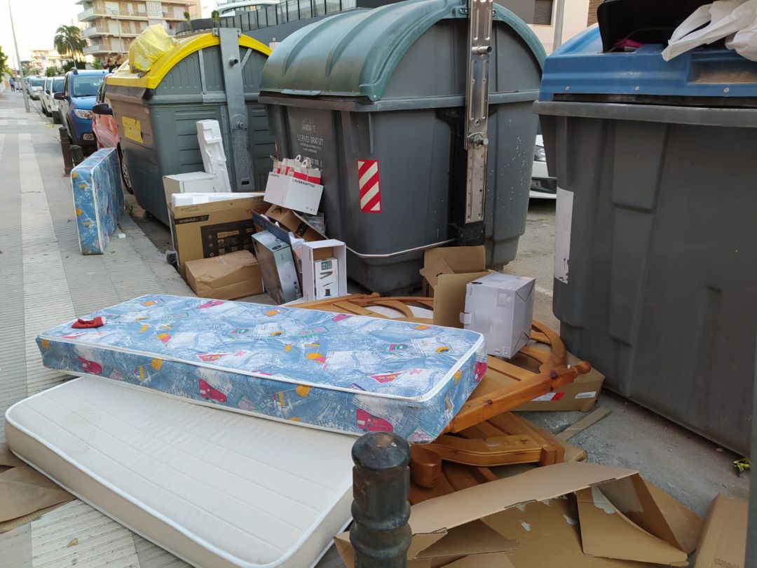 Denuncia de un oyente de la situación de los contenedores en Gandia Denuncia de un oyente de la situación de los contenedores en Gandia