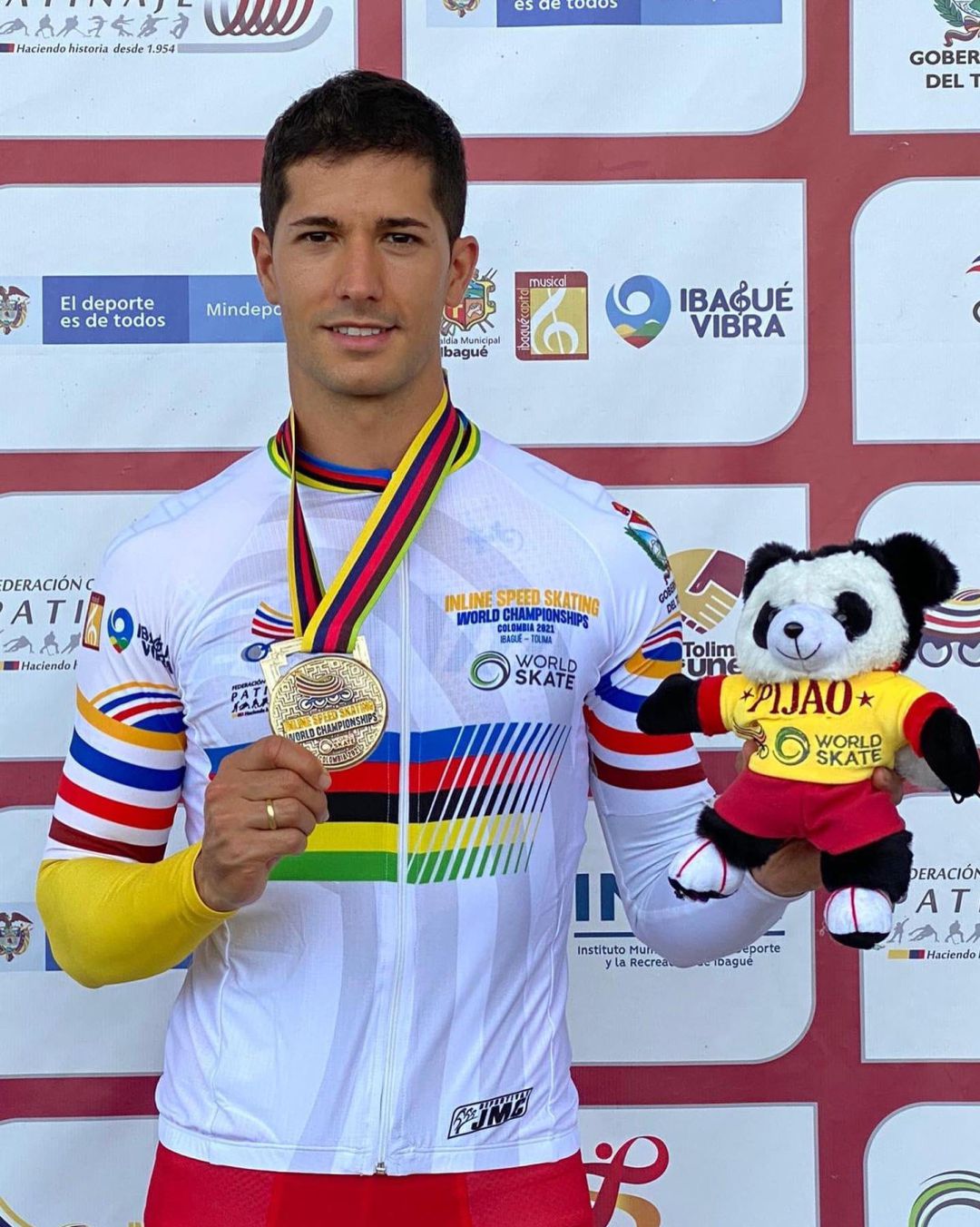 Ioseba Fernández con su maillot arcoiris y su última medalla de oro en el Mundial de Colombia Ioseba Fernández con su maillot arcoiris y su última medalla de oro en el Mundial de Colombia