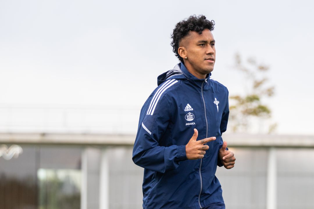 Renato Tapia durante un entrenamiento en Afouteza Renato Tapia durante un entrenamiento en Afouteza