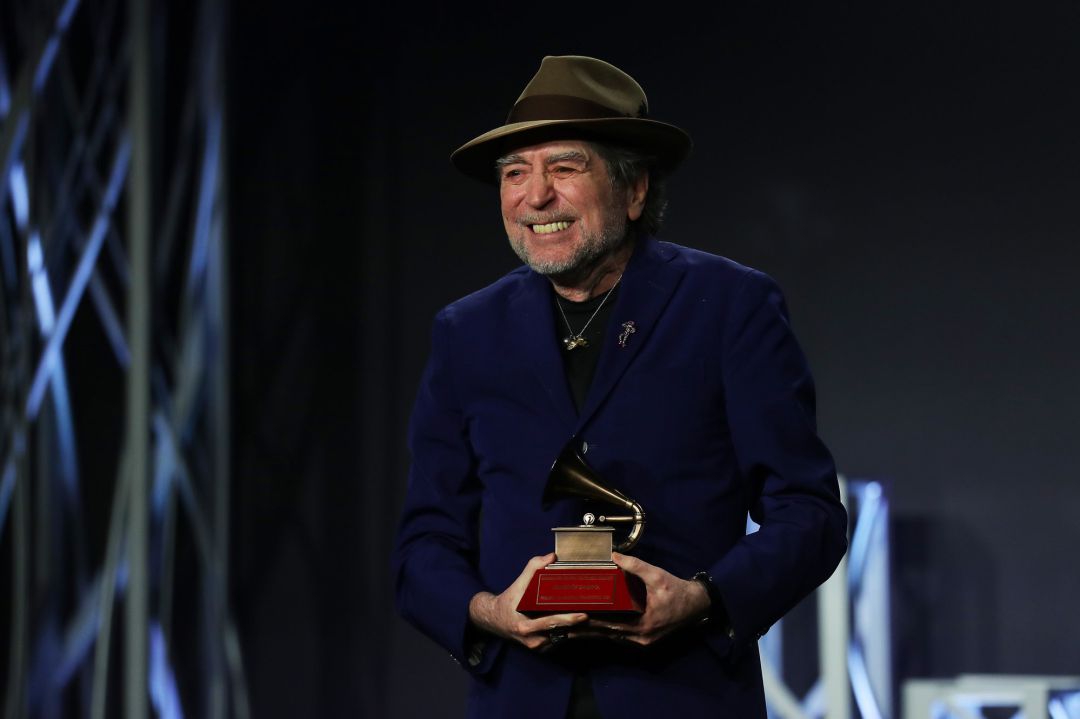 Joaquín Sabina recoge el Grammy Latino a la excelencia musical. Joaquín Sabina recoge el Grammy Latino a la excelencia musical.