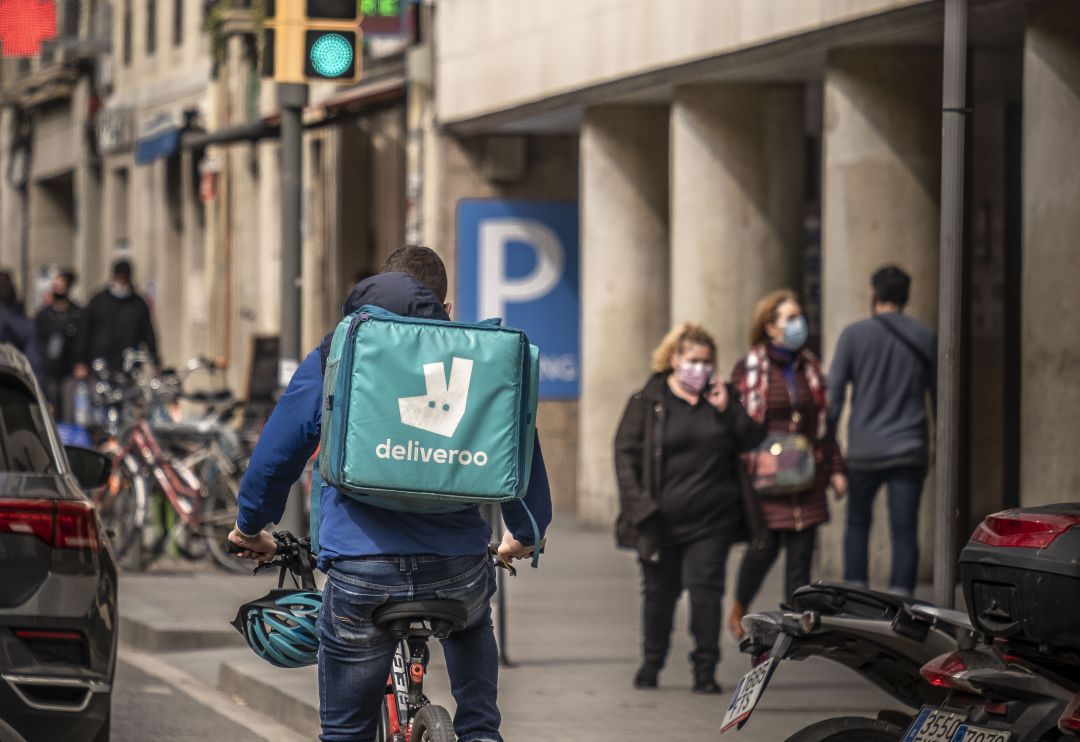 Un repartido de Deliveroo por las Ramblas de Barcelona. Un repartido de Deliveroo por las Ramblas de Barcelona.