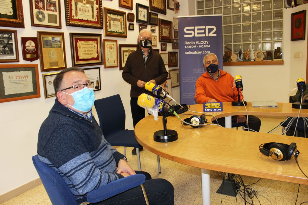 José Miguel Bou y Jordi Casanova junto a Paco Aznar en el estudio central de Radio Alcoy José Miguel Bou y Jordi Casanova junto a Paco Aznar en el estudio central de Radio Alcoy