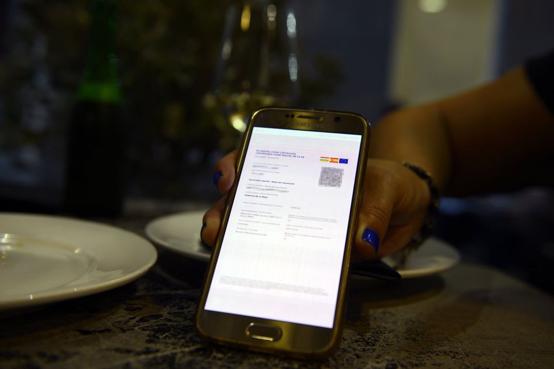 Certificado digital de vacunación (Pasaporte Covid) de una clienta en una cafetería Certificado digital de vacunación (Pasaporte Covid) de una clienta en una cafetería