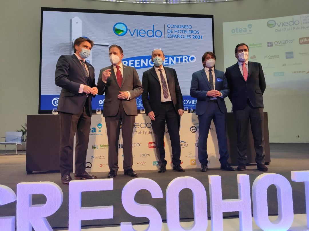 Inauguración del Congreso de Hoteleros en Oviedo. En la foto, y de izquierda a derecha, José Luis Álvarez Almeida (Presidente de OTEA), Alfredo Canteli (Alcalde de Oviedo), Juan Cofiño (Vicepresidente del Principado), Jorge Marichal (Presidente en Ashotel y en CEHAT) y Antonio Garamendi (Presidente de la CEOE)
Inauguración del Congreso de Hoteleros en Oviedo. En la foto, y de izquierda a derecha, José Luis Álvarez Almeida (Presidente de OTEA), Alfredo Canteli (Alcalde de Oviedo), Juan Cofiño (Vicepresidente del Principado), Jorge Marichal (Presidente en Ashotel y en CEHAT) y Antonio Garamendi (Presidente de la CEOE)
