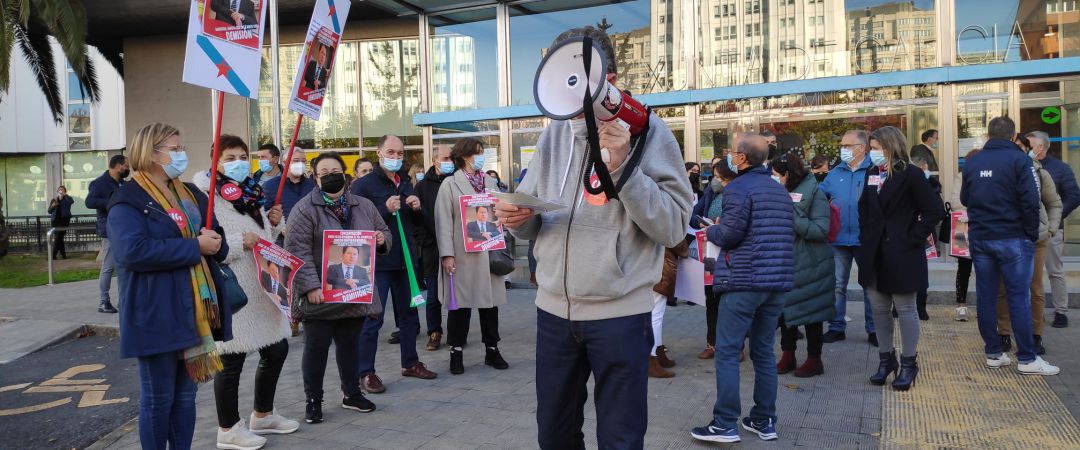 Funcionarios de la Xunta se concentran ante el Edificio administrativo de Monelos Funcionarios de la Xunta se concentran ante el Edificio administrativo de Monelos