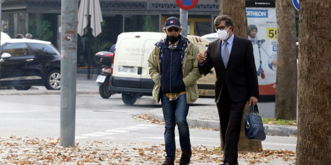 El professor, acudint als jutjats amb el seu advocat. El professor, acudint als jutjats amb el seu advocat.