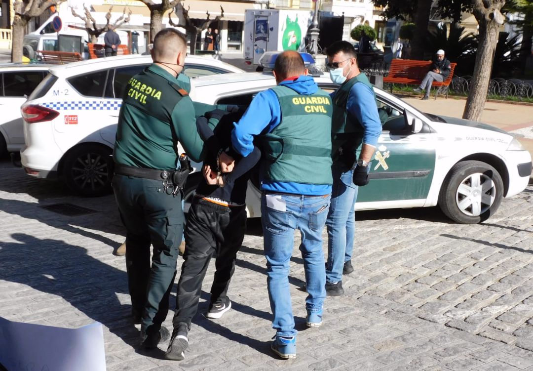 El momento en el que el individuo de 20 años, y acusado del robo violento hacia una anciana, es detenido El momento en el que el individuo de 20 años, y acusado del robo violento hacia una anciana, es detenido
