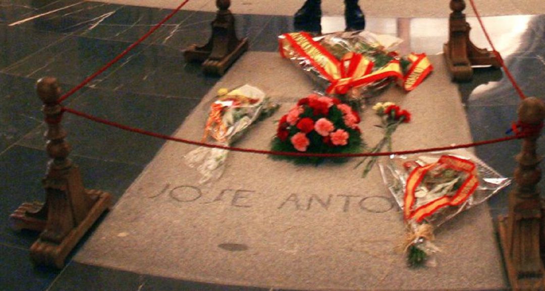 Tumba de Jose Antonio Primo de Rivera,fundador de FE de las JONS,en Cuelgamuros Tumba de Jose Antonio Primo de Rivera,fundador de FE de las JONS,en Cuelgamuros
