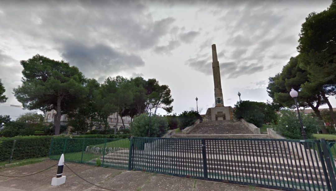 El monolit es va construir amb presoners franquistes que van haver de fer treballs forçats. El monolit es va construir amb presoners franquistes que van haver de fer treballs forçats.