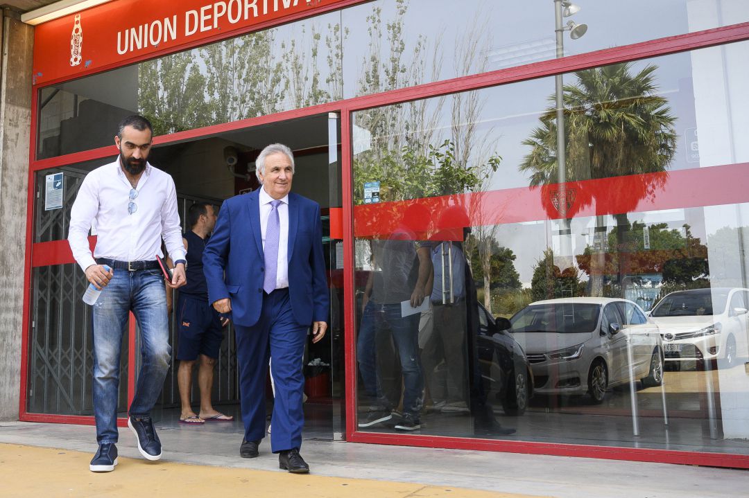 Mohamed El Assy y Alfonso García tras firmar la venta del club en 2019. Mohamed El Assy y Alfonso García tras firmar la venta del club en 2019.