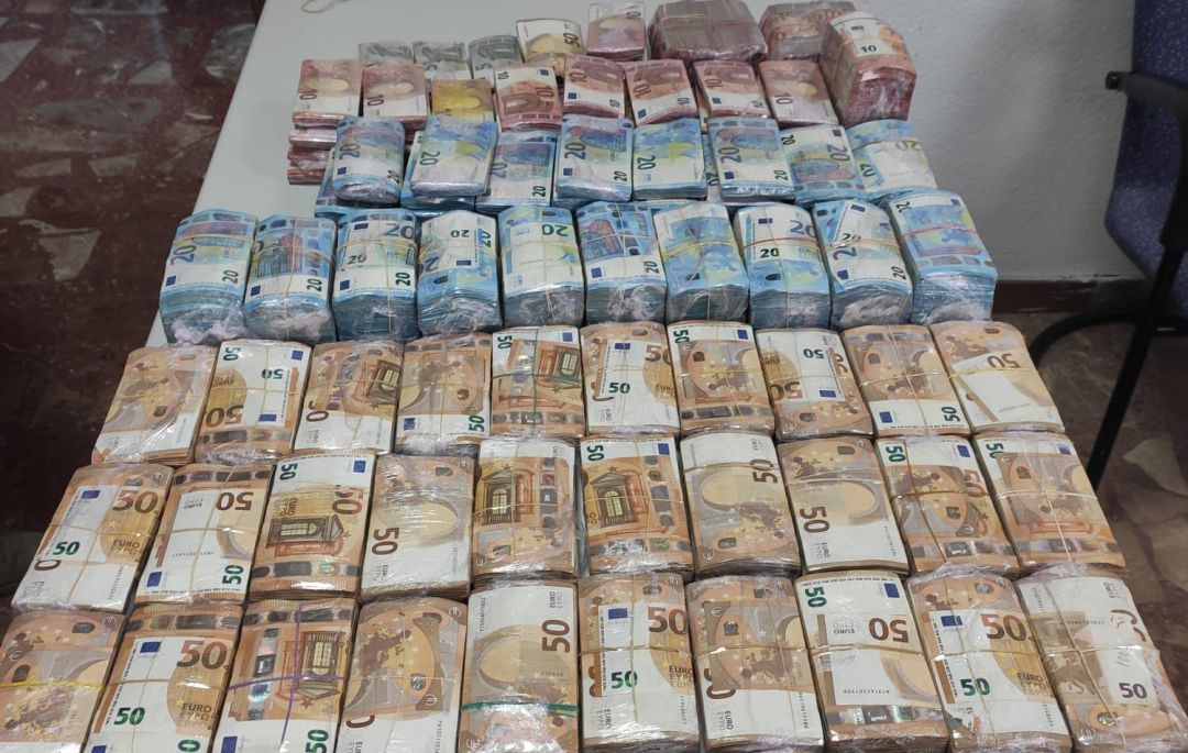 Imagen de la cantidad de dinero incautada en el control de la Autovía A-4 Imagen de la cantidad de dinero incautada en el control de la Autovía A-4