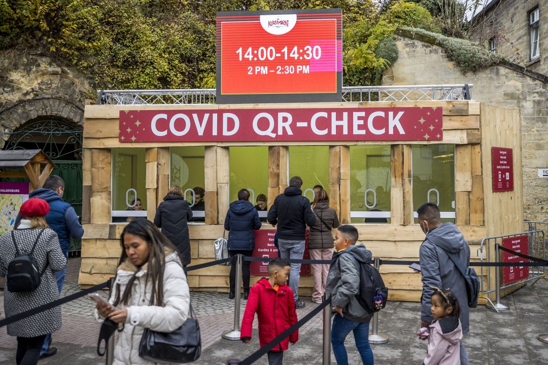 Puesto de control del pasaporte covid en un mercado navideño de Países Bajos. Puesto de control del pasaporte covid en un mercado navideño de Países Bajos.