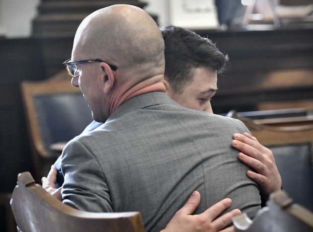 Kyle Rittenhouse abrazando a su abogado durante el juicio. Kyle Rittenhouse abrazando a su abogado durante el juicio.