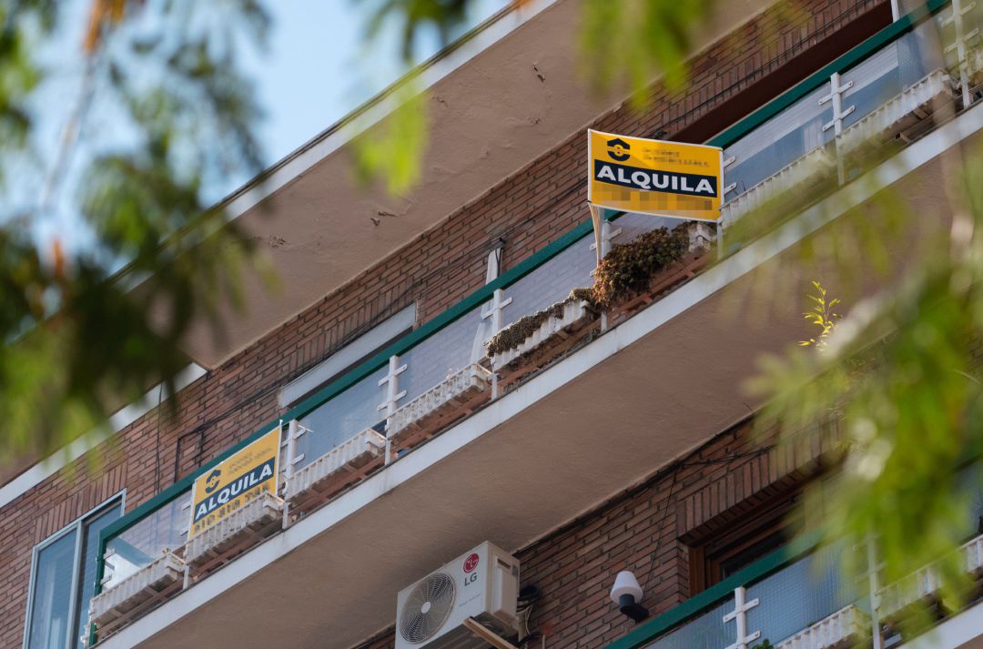 Cartel de alquiler en un edificio de la capital, en una imagen de archivo. Cartel de alquiler en un edificio de la capital, en una imagen de archivo.