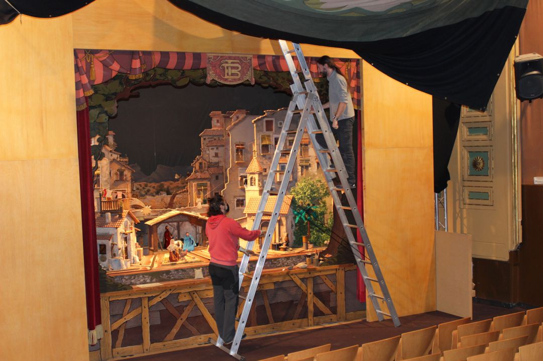 Dos técnicos en los últimos preparativos del montaje del belén en el Teatre Principal Dos técnicos en los últimos preparativos del montaje del belén en el Teatre Principal
