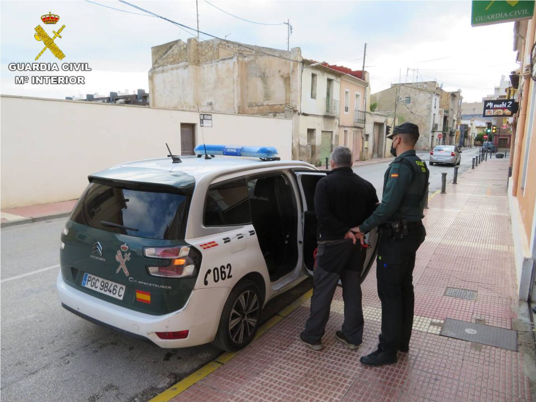 Uno de los detenidos es introducido en el vehículo de la Guardia Civil para su traslado Uno de los detenidos es introducido en el vehículo de la Guardia Civil para su traslado