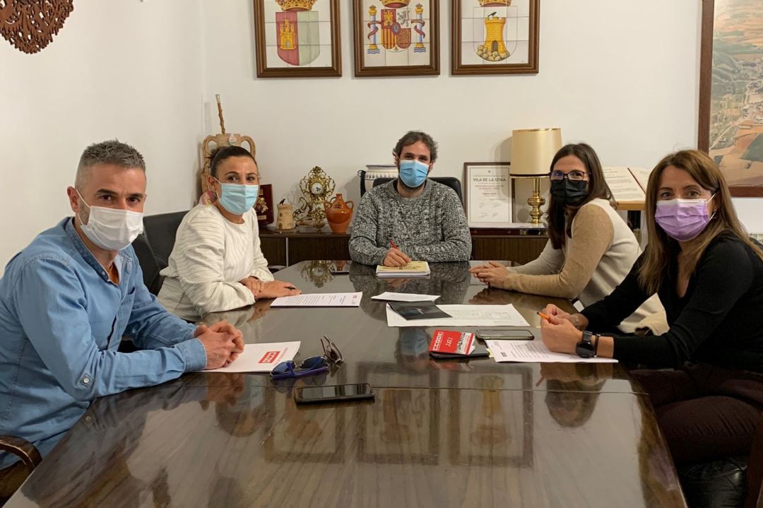 Reunión del alcalde, Jacobo Medianero, con la secretaria provincial de CCOO en Cuenca, María José Mesas; Carlos Hortelano, responsable de organización de CCOO Cuenca; y Blanca García, responsable de igualdad del sindicato Reunión del alcalde, Jacobo Medianero, con la secretaria provincial de CCOO en Cuenca, María José Mesas; Carlos Hortelano, responsable de organización de CCOO Cuenca; y Blanca García, responsable de igualdad del sindicato