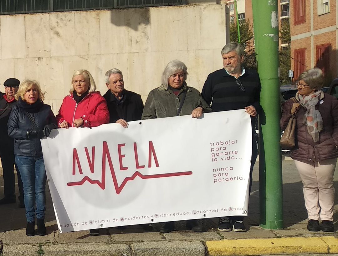 Miembros de la Asociación Avaela durante una de las concentraciones para denunciar los accidentes laborales mortales en la provincia de Córdoba. Foto de archivo
Miembros de la Asociación Avaela durante una de las concentraciones para denunciar los accidentes laborales mortales en la provincia de Córdoba. Foto de archivo