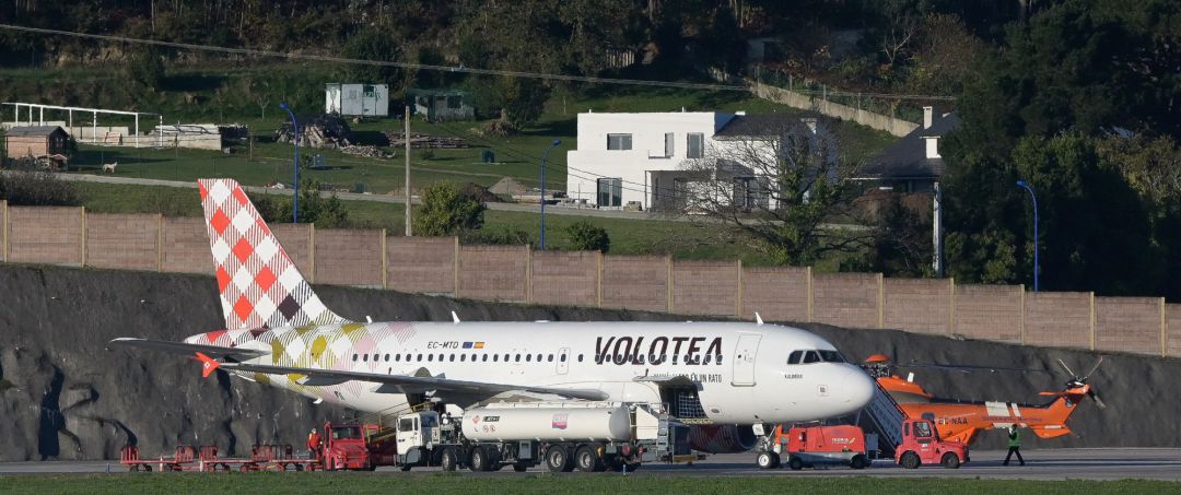 Avión de Volotea que realizó un aterrizaje de emergencia en el aeropuerto de Alvedro por una falsa alarma de bomba Avión de Volotea que realizó un aterrizaje de emergencia en el aeropuerto de Alvedro por una falsa alarma de bomba