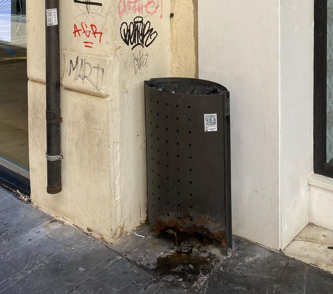 Papelera deteriorada en la calle Mayor de Gandia Papelera deteriorada en la calle Mayor de Gandia